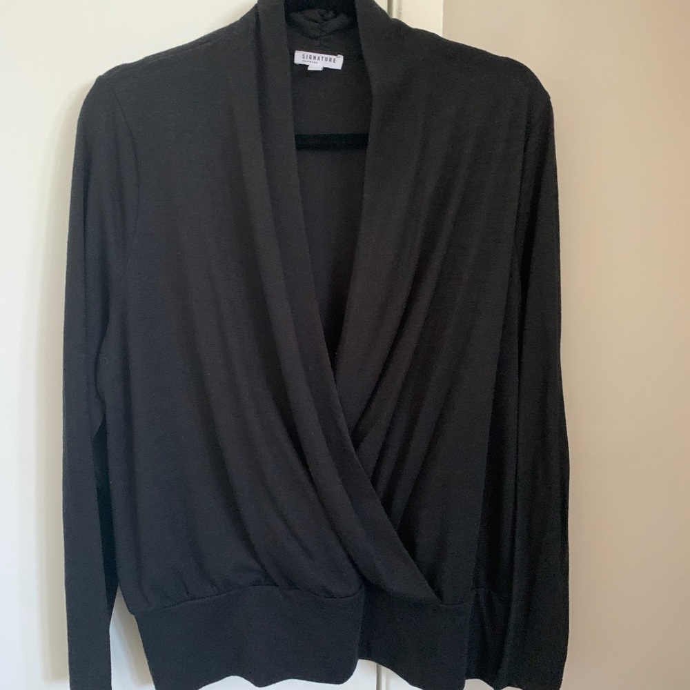 Retimans signature black wrap top.